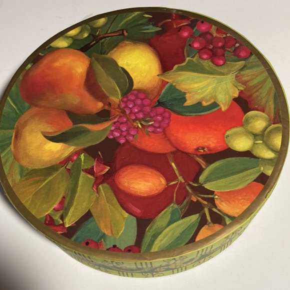 HARRY & DAVID BEAUTIFUL FESTIVE ROUND BOX FILLED WITH 24 TEA LIGHTS - Picture 4 of 10